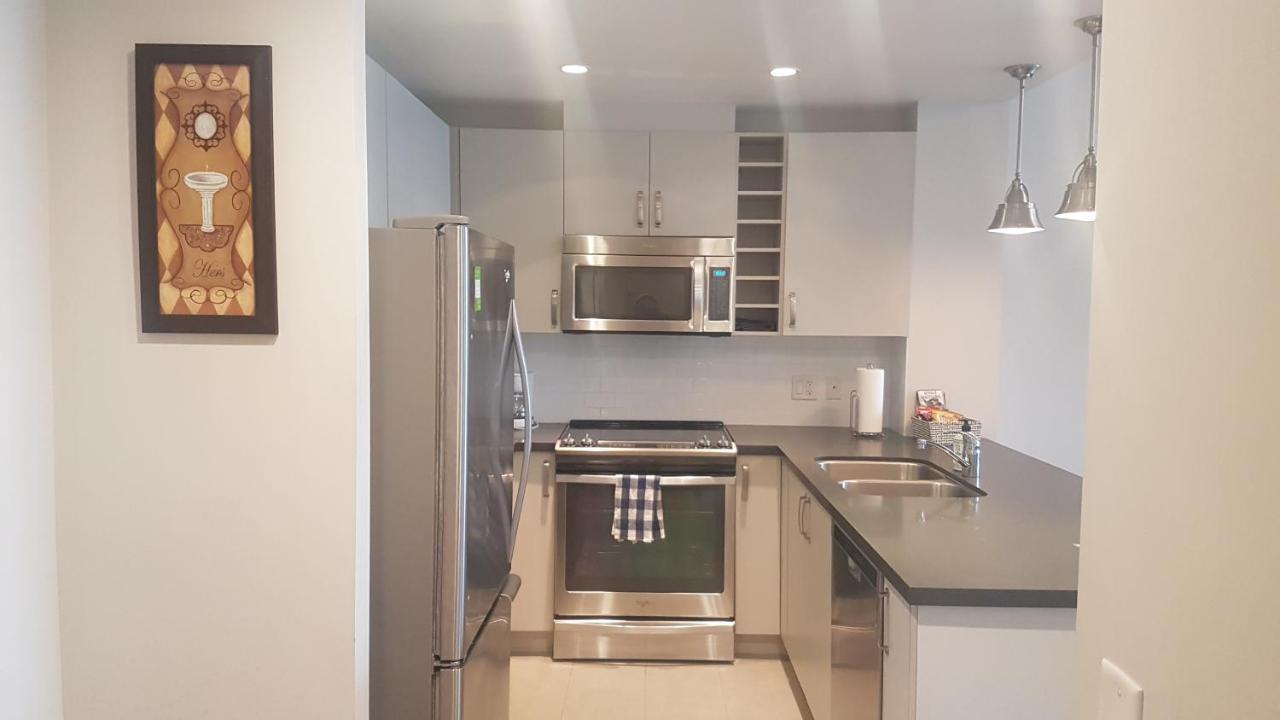 Lower Lonsdale Aprtment ノースバンクーバー エクステリア 写真
